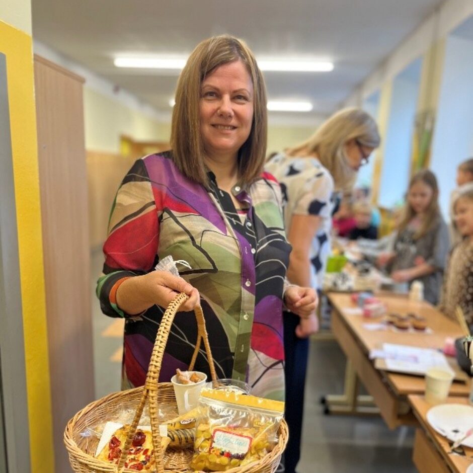 Skolotāja Inga ar pirkumu grozu