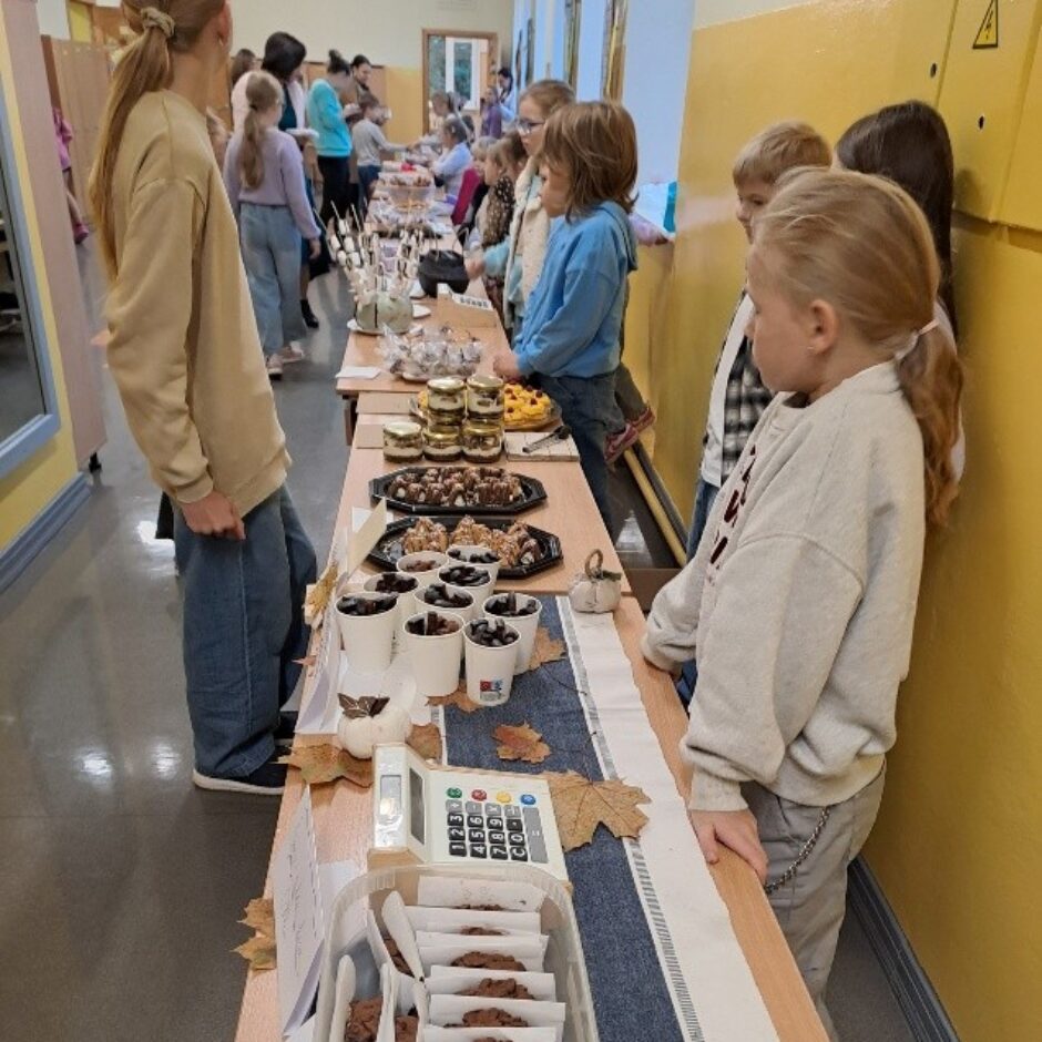 Mazi tirgotāji ar savu preci