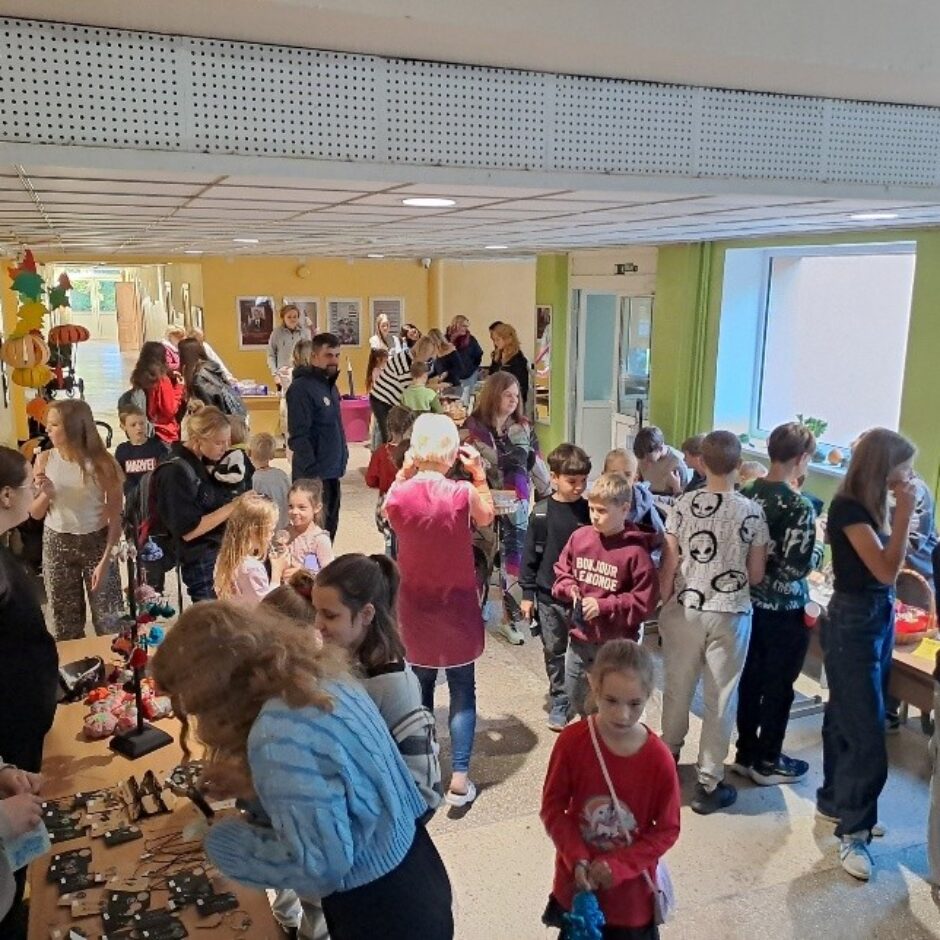 Skolas vestibilā varena kustība