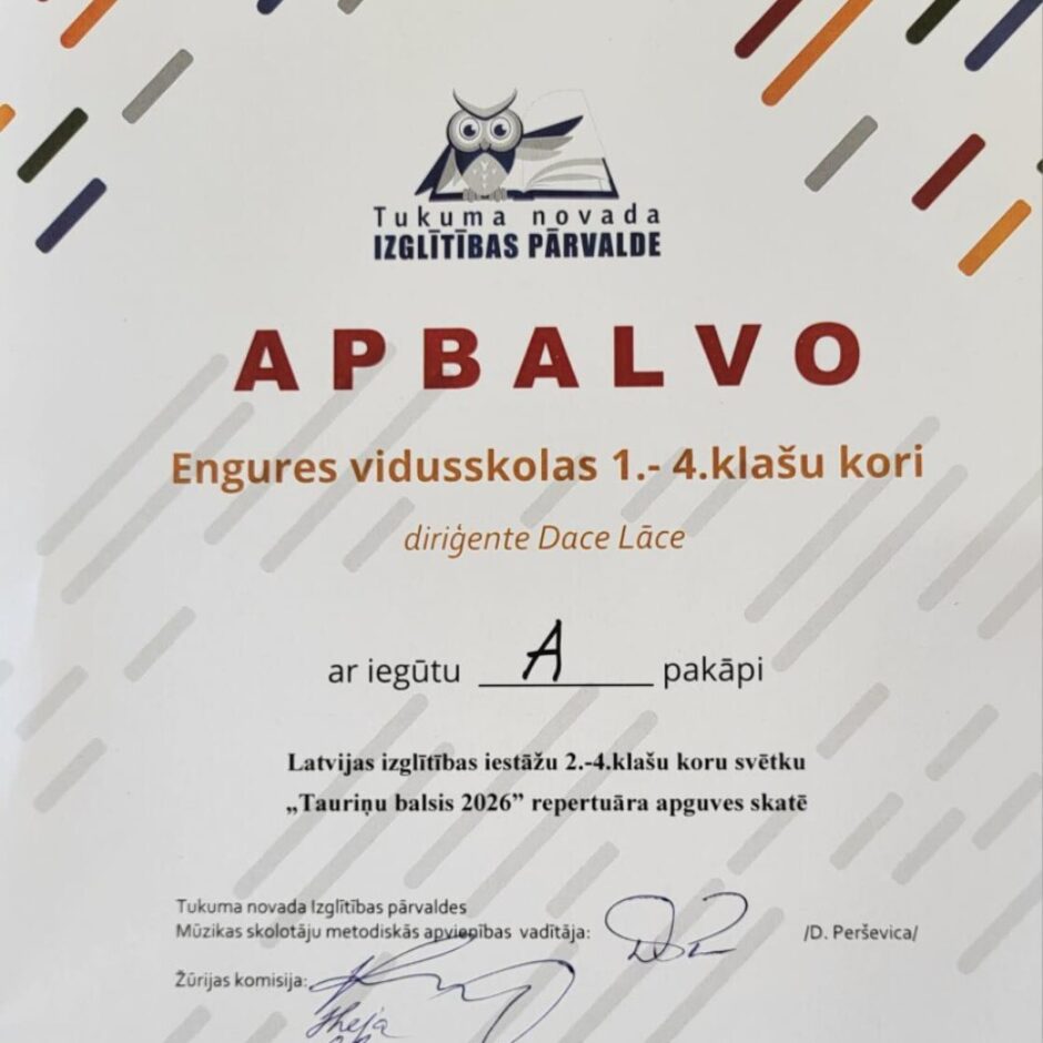 Balva Engures vidusskolas 1.-4.klašu korim un diriģentei Dacei Lācei par iegūtu A pakāpi Latvijas izglītības iestāžu 2.-4.klašu koru svētku „Tauriņu balsis 2026” repertuāra apguves skatē. Izdots Tukumā, 2026. gada 9. aprīlī, no Tukuma novada Izglītības pārvaldes, kuras logotipā redzama pūce un atvērta grāmata. Dokumenta apakšdaļā redzami divi paraksti.