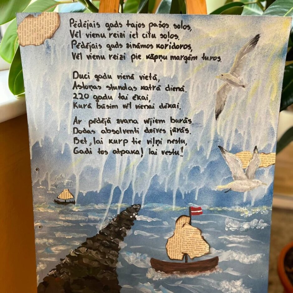 Glezna ar poētisku jūras ainavu. Attēlota zila, viļņaina jūra ar tumšu molu un diviem buru kuģīšiem, kuru buras veidotas no teksta (avīžu izgriezumiem). Lielākajam kuģītim mastā plīvo Latvijas karogs. Virs jūras lido divas kaijas. Glezniecības augšdaļā melniem burtiem rakstīts dzejolis: 