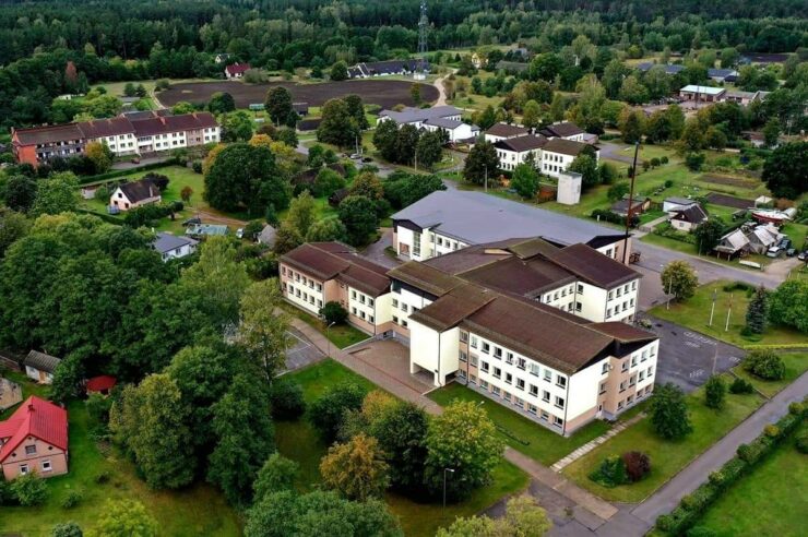 Engures vidusskolas ēka no putna idojuma