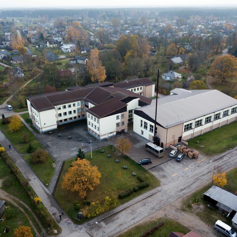 Engures vidusskola no putna lidojuma rudenī