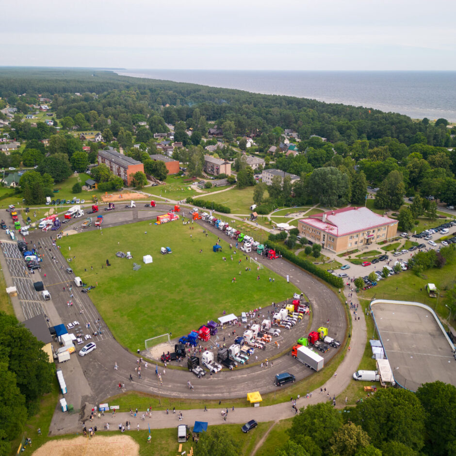 Kravas auto saiets Engures stadionā Jūras svētku laikā. No putna lidojuma