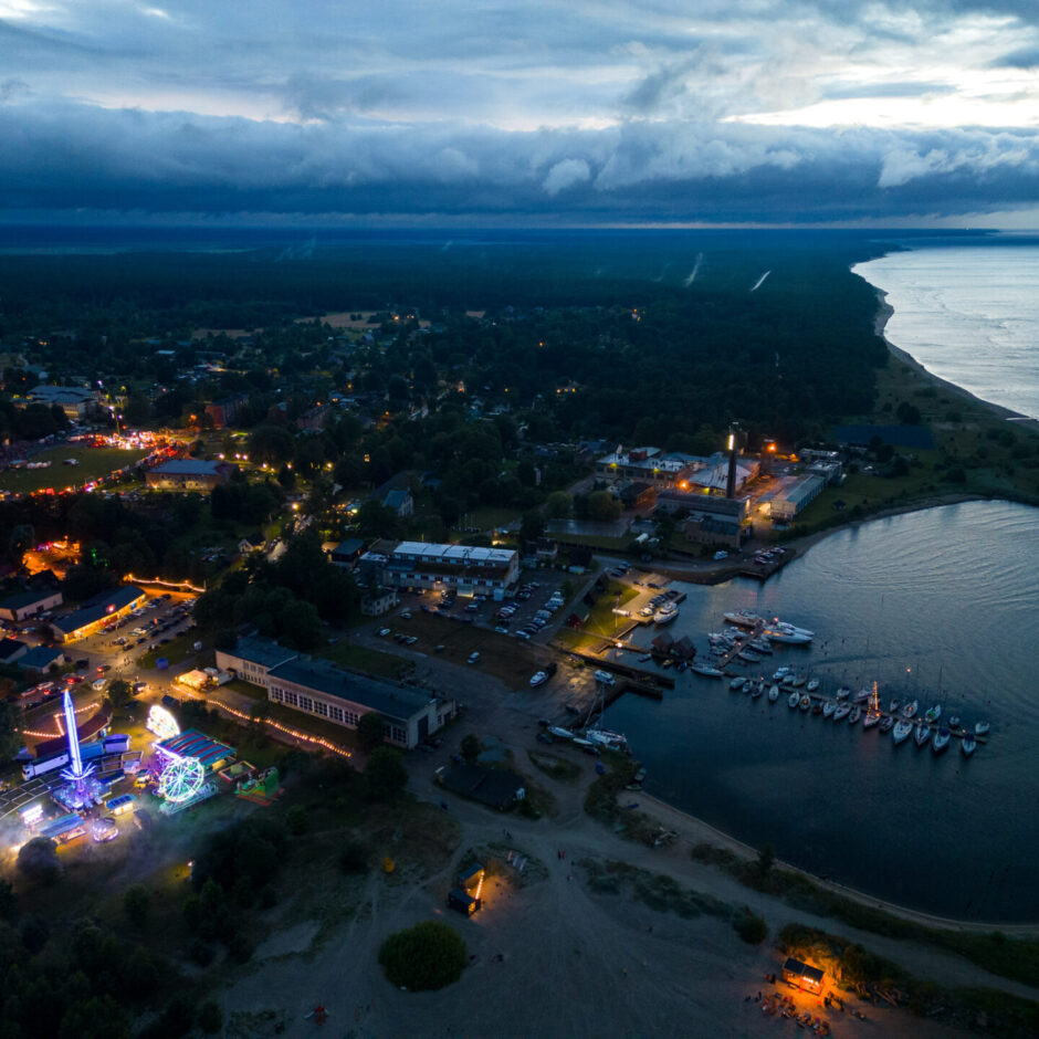 Engures stadions Jūras svētku nakts gaismās, kravas auto saiets. No putna lidojuma.