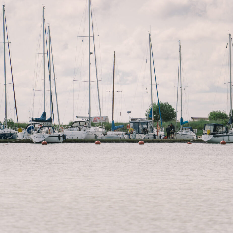 Engures jahtu osta, pie piestātes vairāk par desmit jahtām.