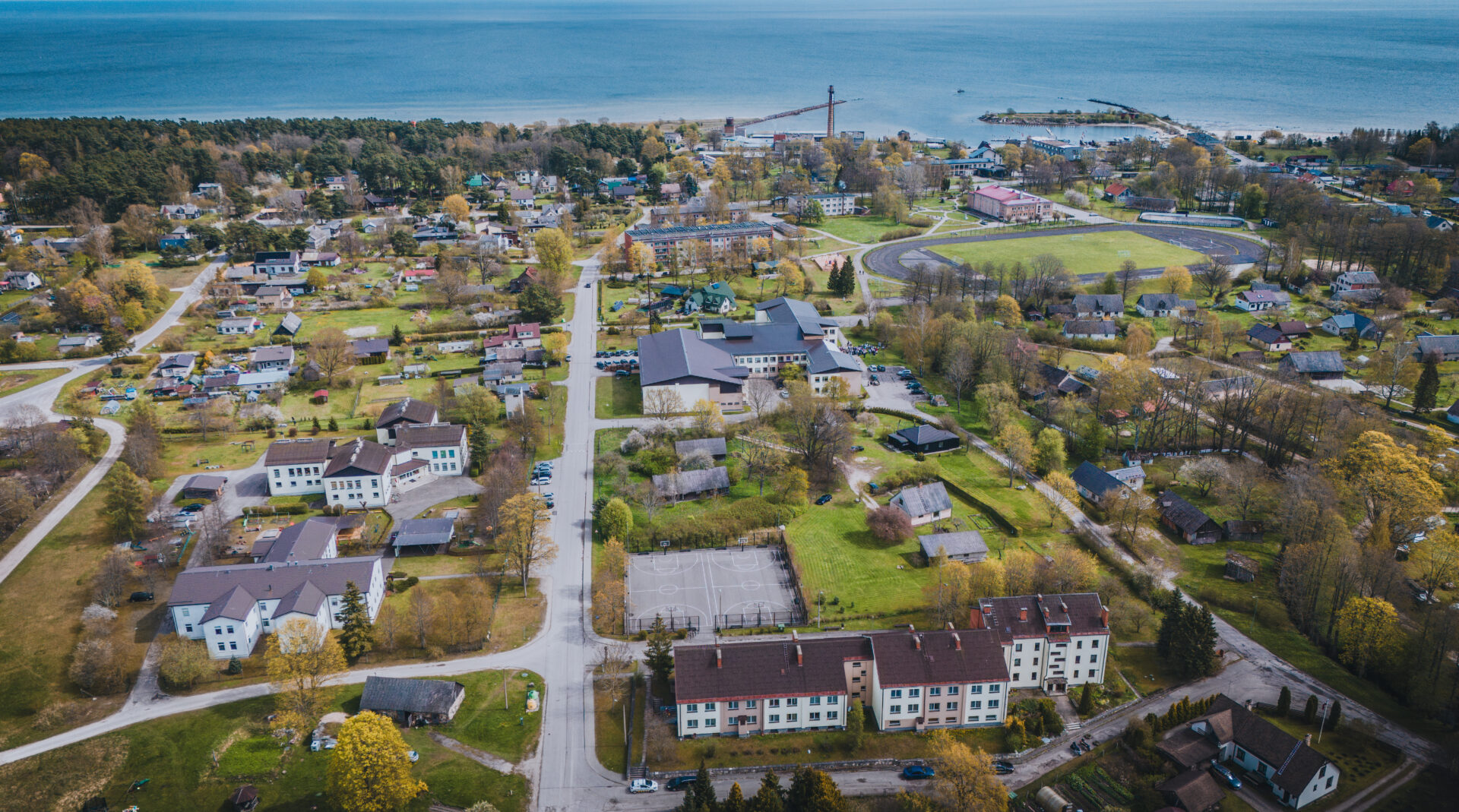 Skola no putna lidojuma, tāpat dienesta viesnīca, basketbola laukumi, Engures stadions, ciemata centrs, veikali, promenāde un, protams, mūsu jūra!