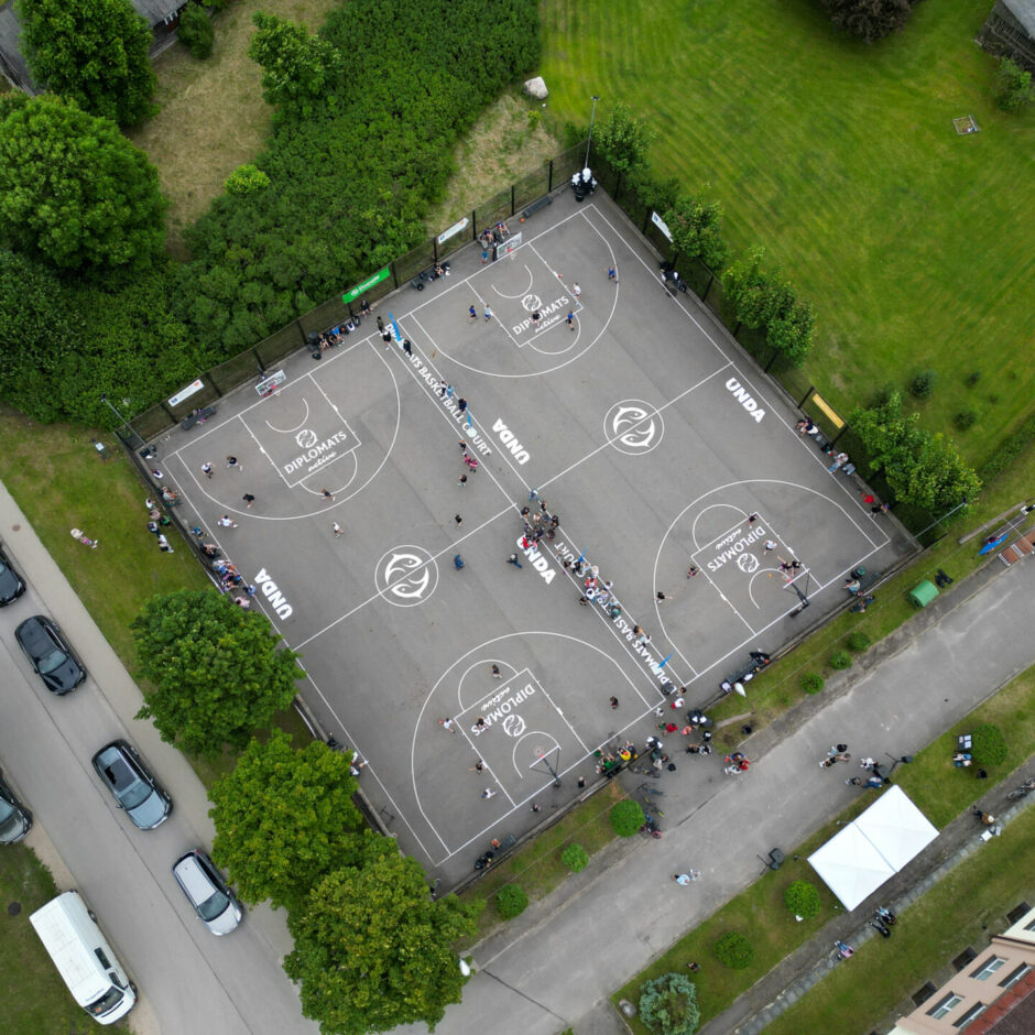 Skolas dienesta viesnīcas basketbola laukumi no putna lidojuma.
