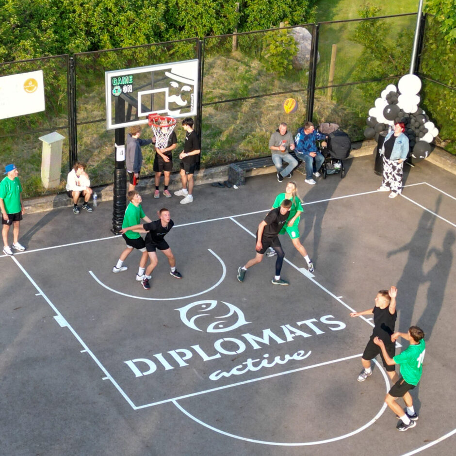 Ielu basktebola turnīrs Engures vidusskolas dienesta viesnīcas āra laukumos. Laukumi nesen atjaunoti un labiekārtoti ar Tukuma basketbola skolas un SIA UNDA atbalstu.
