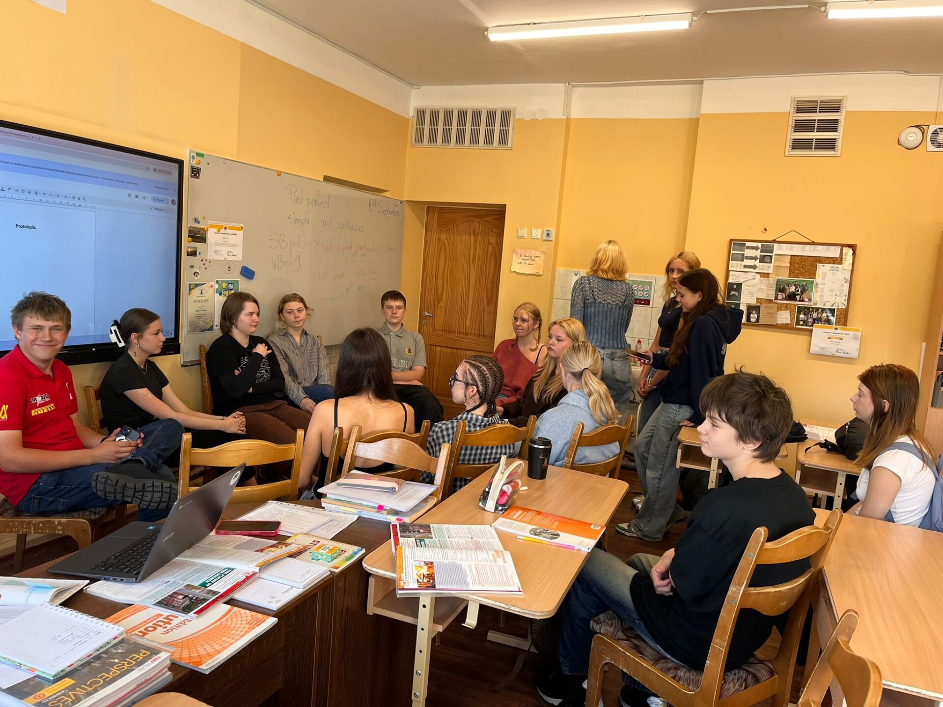 Mācību klase, skolēni sanākuši uz pirmo skolēnu domes sēdi. Sēde procesā.